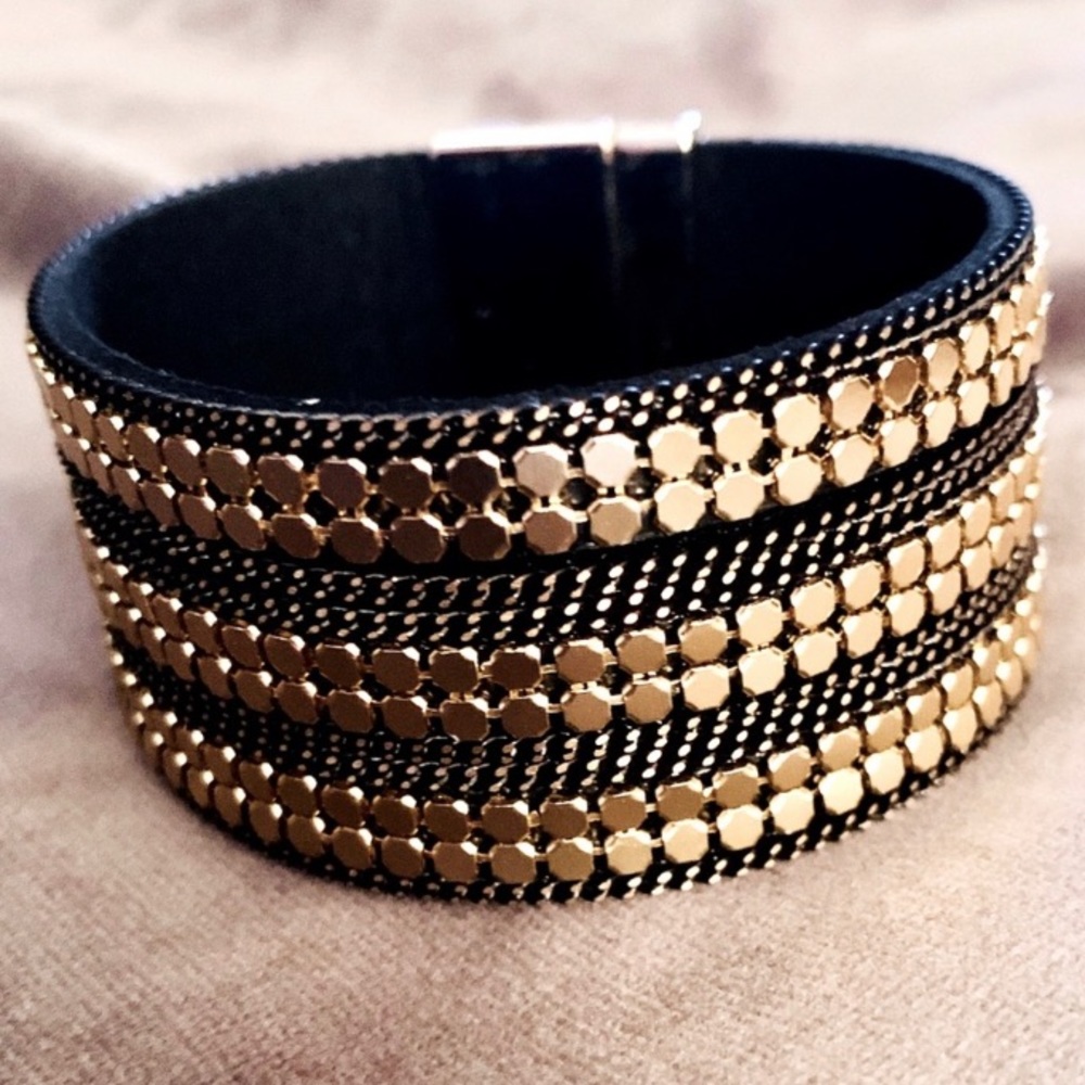 Magnetic Wrap bracelet/black with gold  NIP